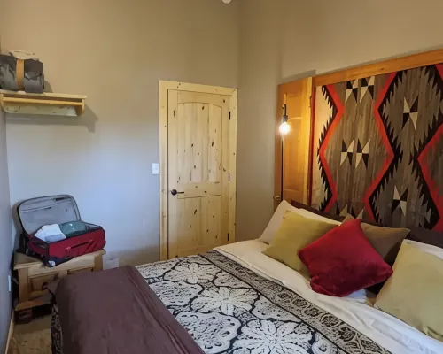 Cozy Charming Convenient Lake Street Retreat Hotels in Sandpoint
