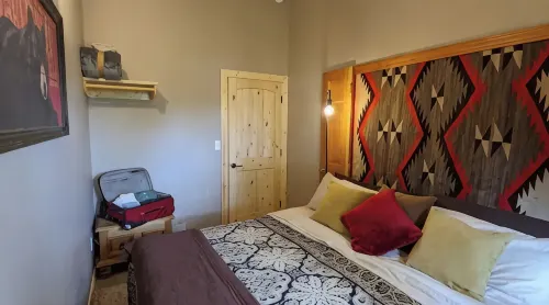 Cozy Charming Convenient Lake Street Retreat