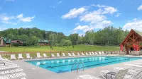 Graceful Awestruck Perfect Mountain Views with Pool Access by RedAwning - Alppimaja
