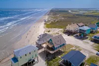 Martinis & Bikinis, a beach front house with toes in the sand drink in the hand. - de playa