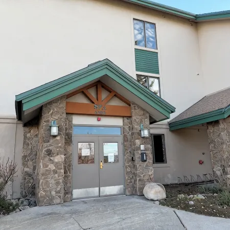Modern Mountain Retreat - Ski-in-Out - Heated Pool and Hot Tub