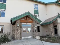 Modern Mountain Retreat - Ski-in-Out - Heated Pool and Hot Tub