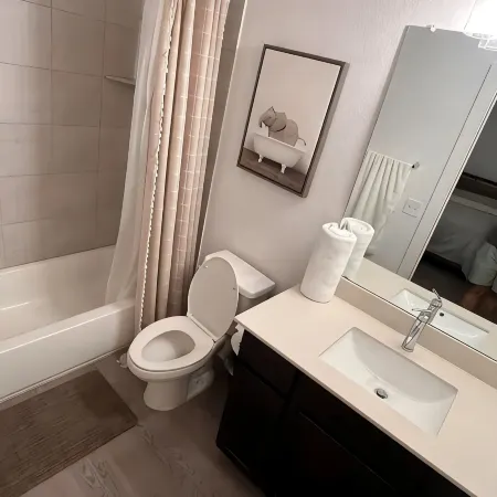 Charming 1-bedroom apartment in Leander, featuring AC, WiFi Отели в г. Леандер
