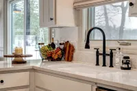 Lake Front Cabin, Media/Game Room, Kayaks, Multi-Level Deck--Newly Remodeled - Feriehus