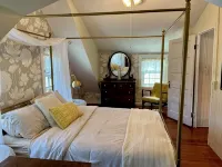 Dennisport! Walk to 3 Public Beaches! Charming 4-bedroom 3 bath House with AC - 4 stjerner