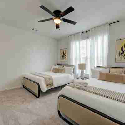 Spacious 5-bedroom 7 beds house with WiFi, AC in charming Houston Rooms
