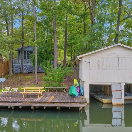Charming 2-bedroom cabin in beautiful Mountain Rest on Lake Becky