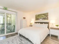 Slope-Side Studio Bliss Ski-InSki-Out, Renovated at Blue, Hot Tub, Fast Wi-Fi Hotels near Blue Mountain