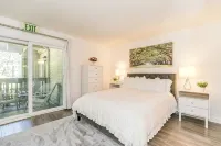 Slope-Side Studio Bliss Ski-InSki-Out, Renovated at Blue, Hot Tub, Fast Wi-Fi