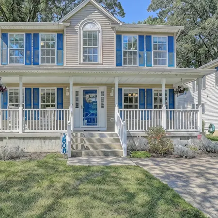 Spacious house, great deck & grill, close to boardwalk, shops, and restaurants.