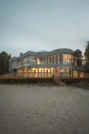 Stunning Lakefront Retreat with Private Beach, sleeps 12 people! Hotels in 