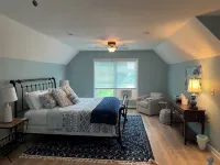 Quaint historic home in the heart of Bemus Point Village- a stroll to the water! -  Privatzimmer