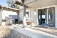 Rolling Oaks Ranch: Private Lakefront Farm Stay on 235 Acres - 4-Star