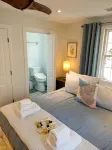 Newly Renovated Guest House for 10 Near the Beach! - Wifi