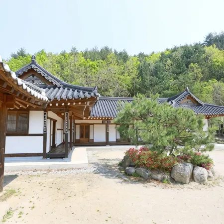 Gangneung Wangsangoal Hanok Pension Отели рядом с достопримечательностью «Музей кофе»
