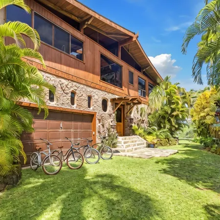 Tiki Home - Unique Custom Home Steps to the Beach and Town
