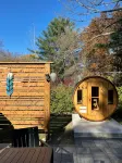 Hot tub, sauna, auto generator, in town of Bracebridge, dock-water toys, pets OK - Homestays