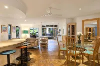 "Summer Salt Sunshine + Pets & HEATED POOL 150m to the beach!