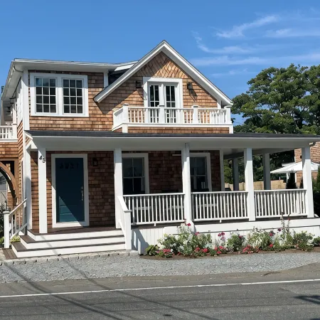 Modern Cottage Walk To Town & Beach