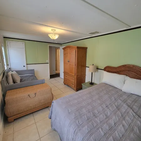 Beach Cottage - family and pet friendly, beach access less than 100ft away