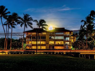 Penthouse Retreat Steps to Beach. Sweeping Ocean Views, Designer 5 Star Escape