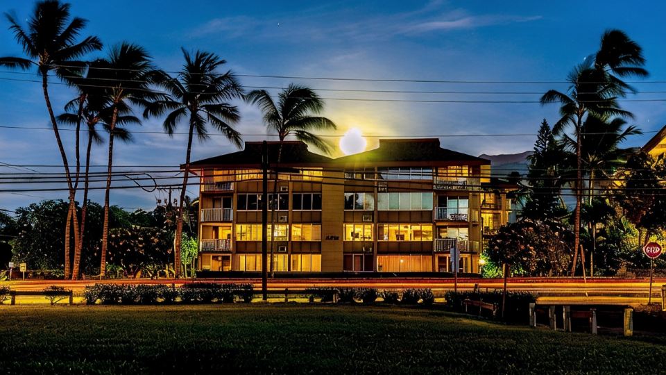 Penthouse Retreat Steps to Beach. Sweeping Ocean Views, Designer 5 Star Escape