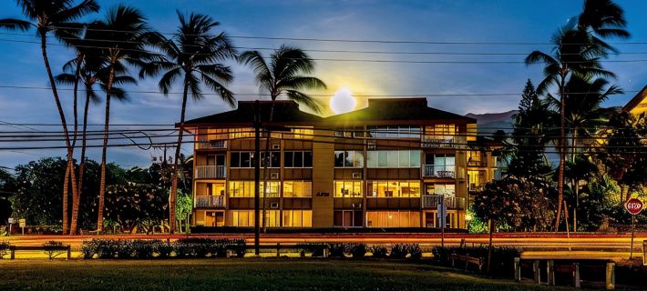 Penthouse Retreat Steps to Beach. Sweeping Ocean Views, Designer 5 Star Escape Hotels in Wailea