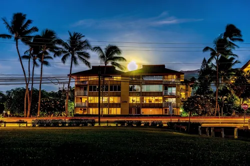 Penthouse Retreat Steps to Beach. Sweeping Ocean Views, Designer 5 Star Escape - 4-Star