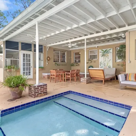 Hot tub, pool, bbq, game room near downtown