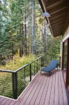Lux, creekfront 8-acre retreat with hot tub - Boutique