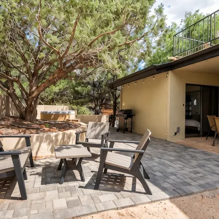 Expansive 270° Red Rock Views, nearby Hiking, Hot Tub, 4-minute walk to uptown!