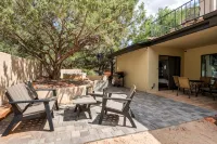 Expansive 270° Red Rock Views, nearby Hiking, Hot Tub, 4-minute walk to uptown! - 4-نجوم
