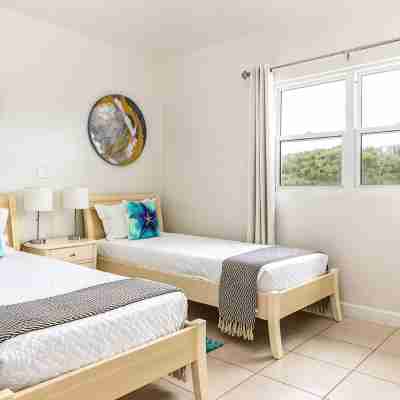 Villa Stingray, Family-Sized Condo-5 Minutes from the Beautiful Beach! Rooms
