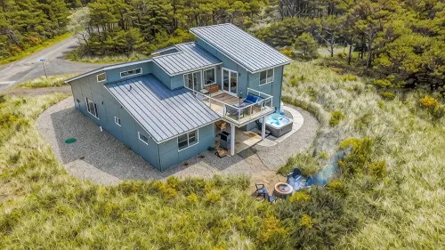 NEW! 1 minute to beach-Ocean Views-Hot Tub-Waffles for Breakfast - 4-Star