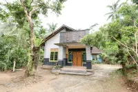 Kasmiyem Homestay - parking