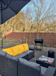 Pittsburgh #GoadLife - Local Art - Family/Dog/Business Friendly - Patio BBQ - บังกะโล
