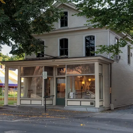 Vermont Downtown Oasis - Two Bedroom in Picturesque Downtown Отели в г. Беннингтон