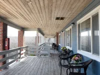 Born Free Suites by the Sea - Motels