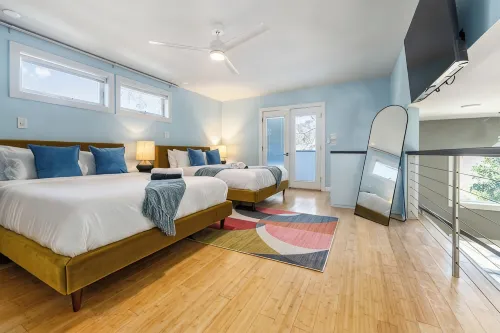 Sleeps 18 - Heated Pool-Pickleball-Hot Tub-Gym-Sauna - balcony