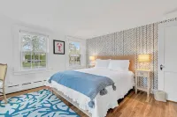 The Cape Codder: Large Yard, Steps to Town & Beach - Homestays
