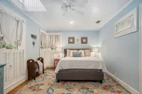 Cozy cottage with rooftop deck, fire pit, hot tub & community boat dock and cove - Chalets