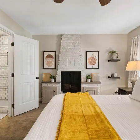 BRAND NEW ✴ HEATED POOL ✴ HOT TUB ✴ OUTDOOR GAMES ✴ CLOSE TO DINING & AIRPORT