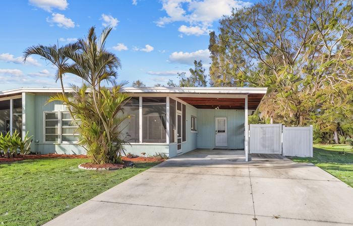 Lobster Louie's Inn - Cozy 2/1 Mins from Beaches. Fenced yard. Pet Friendly.