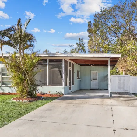 Lobster Louie's Inn - Cozy 2/1 Mins from Beaches. Fenced yard. Pet Friendly.