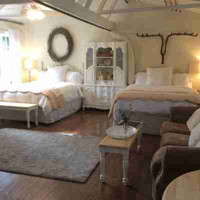 Cottage at Main Street Farmhouse! Rooms