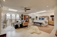 Historic Villa🚶1 min from Lake Hefner🏊 Hot Tub 🎱Pool Table🐶Friendly🎣Fishing - Villas