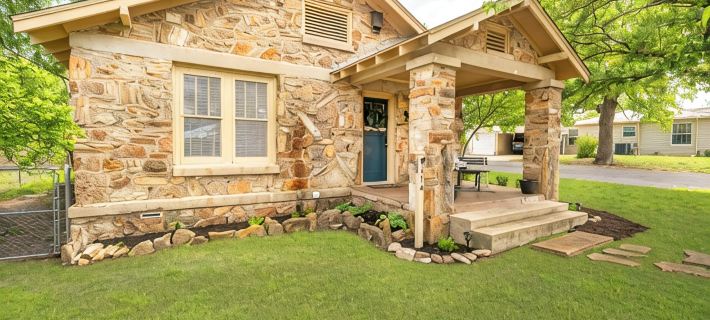 Cornerstone Cottage-Near Downtown-Pet Friendly Hotels in Erath County
