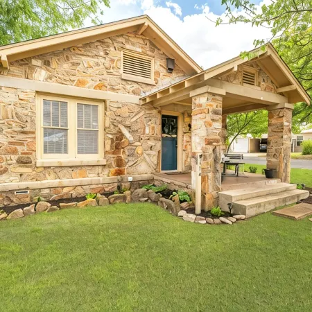 Cornerstone Cottage-Near Downtown-Pet Friendly