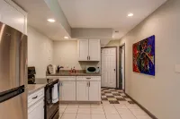 Pets welcomed, fully fenced in yard. Beautiful 1BR suite w full kitchen, WI-FI - Wifi