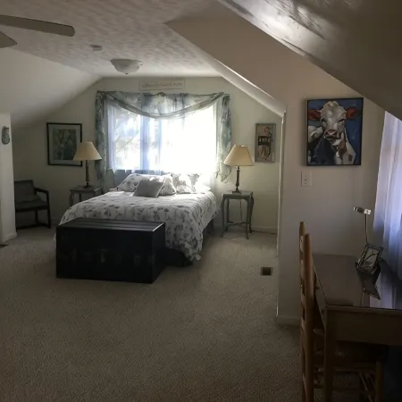 Tappan Lake Area: Sunny, peaceful Cottage with Fishing Pond on 13 Gorgeous Acres Hotels in Harrison County